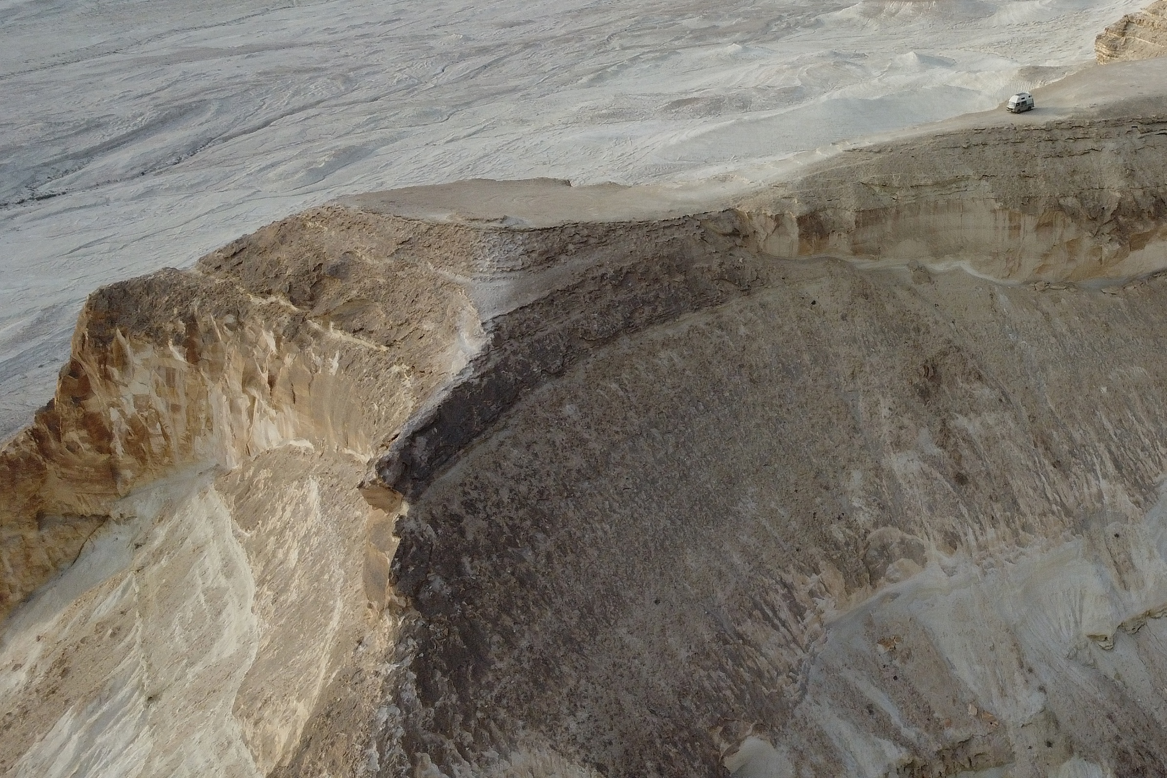 Falaises et reliefs du Mangystau vus d'en haut